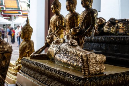 Téléchargez les photos : Wat Phra Chetuphon Wimon Mangkhalaram Rajwaramahawihan, communément appelé Wat Pho, est un temple bouddhiste renommé à Bangkok, en Thaïlande. Célèbre pour la statue de Bouddha couché et la beauté architecturale - en image libre de droit