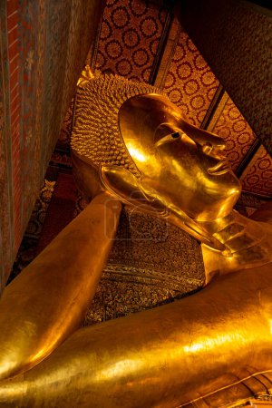 Foto de Wat Phra Chetuphon Wimon Mangkhalaram Rajwaramahawihan, comúnmente conocido como Wat Pho, es un templo budista de renombre en Bangkok, Tailandia. Famoso por la estatua de Buda en Reclinación y la belleza arquitectónica - Imagen libre de derechos