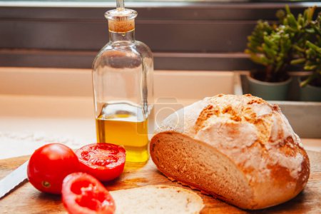 Foto de Detalle de pan con tomate y aceite al sol - Imagen libre de derechos