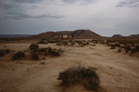 Téléchargez les photos : Paysage dans les tons sablonneux d'une scène désertique du parc des Bardenas Reales. - en image libre de droit