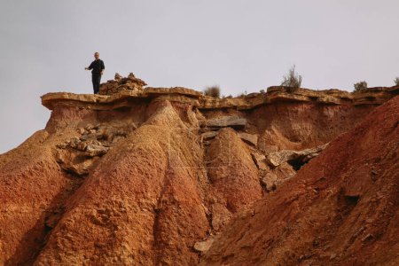 Téléchargez les photos : DESERT LANDSCAPE IN THE Bardenas Reales et avec un garçon au sommet du rocher - en image libre de droit