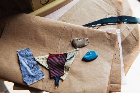 Téléchargez les photos : Les propres ustensiles de couture d'une couturière, tels que motifs, tissus et craies - en image libre de droit