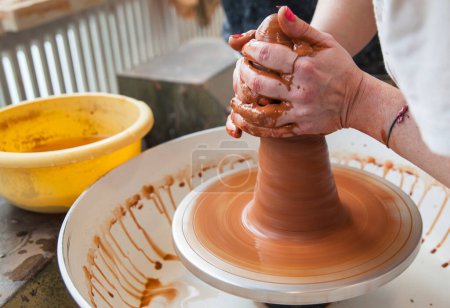 Téléchargez les photos : Mains d'artiste moulant un morceau de poterie sur la roue du potier - en image libre de droit