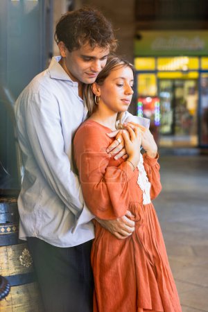 Téléchargez les photos : Jeune couple urbain amoureux se serrant dans ses bras détendus dans la rue - en image libre de droit
