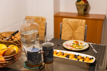 Foto de Detalle de la foto de una mesa con un desayuno saludable en la cocina - Imagen libre de derechos