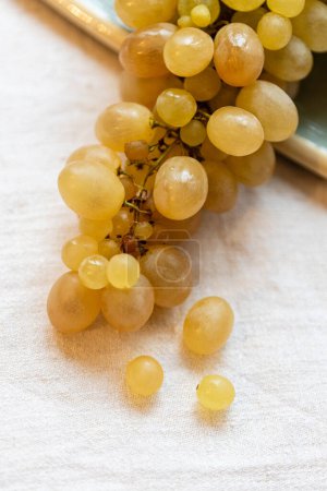 Téléchargez les photos : Gros plan d'un bouquet de raisins blancs frais et savoureux, photo verticale - en image libre de droit