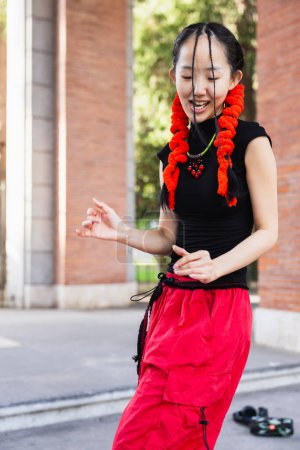 Téléchargez les photos : Asiatique fille versé moderne et décontracté danse dans la rue, photo verticale. - en image libre de droit