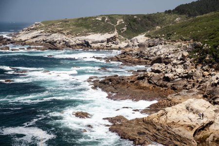 Téléchargez les photos : Côte cantabrique une journée ensoleillée avec une forte houle et un littoral rocheux - en image libre de droit