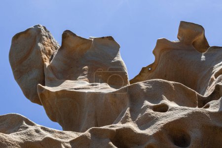 Foto de Detalle de una gran roca en la costa que recorre los acantilados de Jaizkibel - Imagen libre de derechos