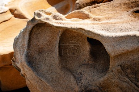 Foto de Imagen de una gran roca con formas abstractas en los acantilados de Jaizkibel - Imagen libre de derechos