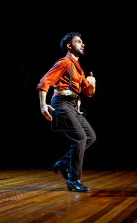 Téléchargez les photos : Danseuse de flamenco masculine avec tenue traditionnelle jouant sur une scène en bois, incarnant l'esprit de la danse, photo verticale. - en image libre de droit