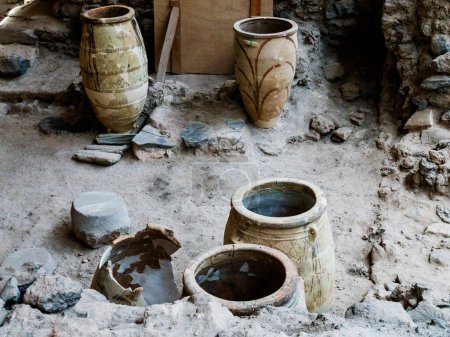 Foto de Restos arqueológicos de la cerámica griega antigua, que muestran el arte histórico y la civilización en Grecia. - Imagen libre de derechos