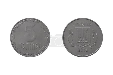 Ukraine 5 kopiyok Kopeken 2015 Jahr auf weißem Hintergrund. Münze der Ukraine. Vorderseite und Rückseite auf weißem Hintergrund