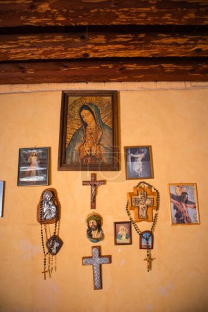 Téléchargez les photos : Maison mexicaine pleine d'icônes religieuses. - en image libre de droit