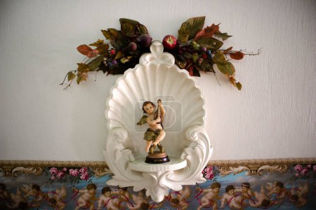 Angelical decoración del hogar de un ángel con un instrumento. 