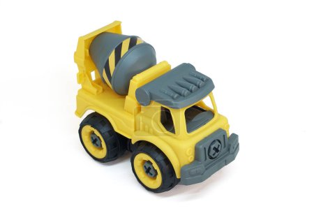 Foto de Juguete de camión mezclador de concreto plástico amarillo aislado sobre fondo blanco. camión de construcción vechicle. plano vista superior - Imagen libre de derechos