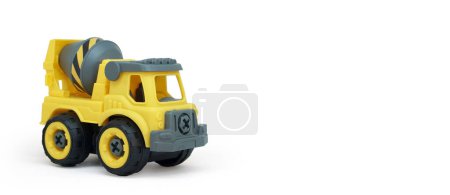 Téléchargez les photos : Jouet de camion malaxeur en plastique jaune isolé sur fond blanc. camion vechicle de construction. un espace de copie pour la bannière du magasin de jouets. - en image libre de droit