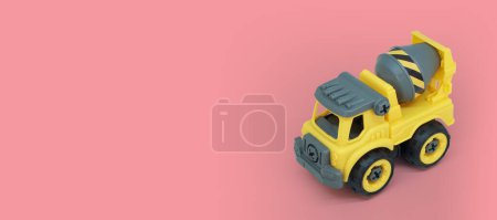 Téléchargez les photos : Jouet de camion malaxeur en plastique jaune isolé sur fond d'encre. camion de vechicle de construction avec espace de copie pour la bannière du magasin de jouets. - en image libre de droit