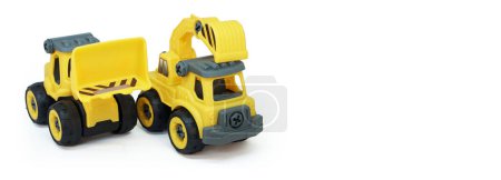Foto de Camión de plástico amarillo y bulldozer juguete aislado sobre fondo blanco con espacio de copia para texto o pancarta - Imagen libre de derechos