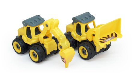 Foto de Juguete de plástico amarillo de taladro tractor y excavadora o cargador aislado sobre fondo blanco. vehículo de construcción pesada. - Imagen libre de derechos