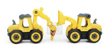 Foto de Juguete de plástico amarillo de taladro tractor y excavadora o cargador aislado sobre fondo blanco. Vehículo pesado de construcción. vista lateral. - Imagen libre de derechos