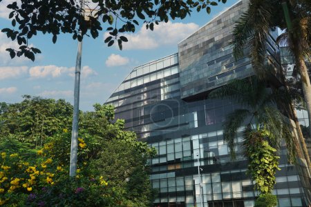 Téléchargez les photos : Architecture moderne en verre écologique et verts contre le ciel bleu. - en image libre de droit