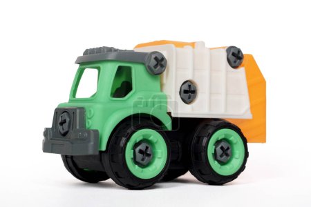 Téléchargez les photos : Jouet camion en plastique isolé sur fond blanc. camion de véhicule de construction - en image libre de droit