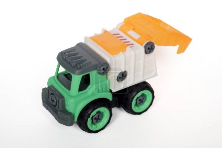 Téléchargez les photos : Jouet camion en plastique isolé sur fond blanc. camion de véhicule de construction - en image libre de droit