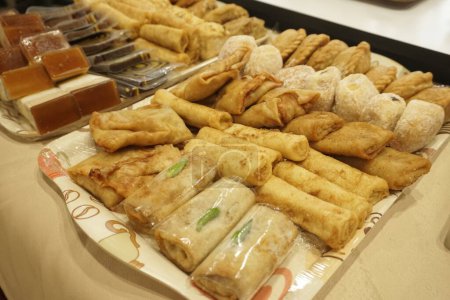 Jajanan pasar, varios aperitivos de mercado tradicionales de Indonesia, como pastel, risol, donat, onde-onde y martabak mini.