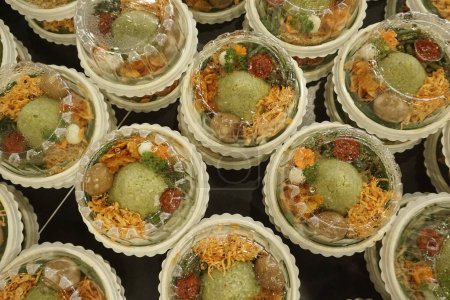 Pequeño cono verde en forma de arroz o Nasi tumpeng hijau mini en la cultura indonesia es un alimento para la fiesta o la celebración de cualquier momento.