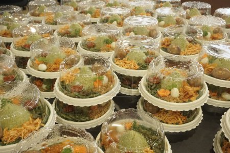 Pequeño cono verde en forma de arroz o Nasi tumpeng hijau mini en la cultura indonesia es un alimento para la fiesta o la celebración de cualquier momento.