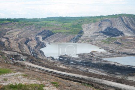 Téléchargez les photos : Grande carrière mine de charbon à ciel ouvert à Bornéo, Indonésie - en image libre de droit