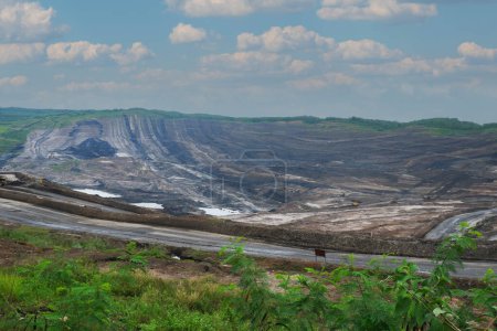 Foto de Gran pozo abierto en la minería de carbón o cantera - Imagen libre de derechos