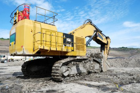 Téléchargez les photos : Grande excavatrice jaune ou pelleteuse dans un site minier de charbon - en image libre de droit