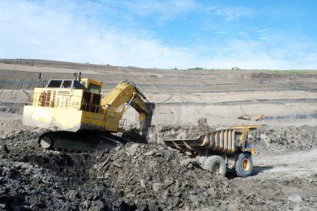 Foto de Sobre la carga de carga en la mina de carbón de excavadora en camión, industria de la mina de carbón - Imagen libre de derechos