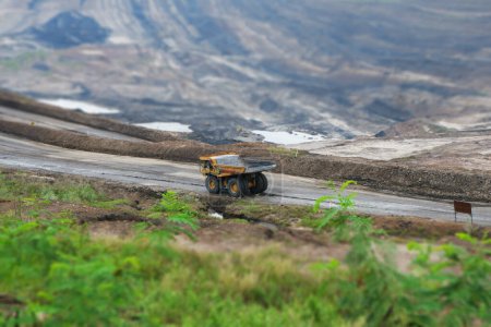 Foto de Camión minero en un pozo abierto en la minería de carbón o cantera - Imagen libre de derechos
