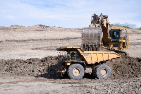 Téléchargez les photos : Sur la charge de charge dans la mine de charbon de la pelle dans le camion, industrie minière de charbon - en image libre de droit