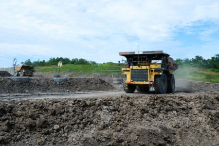 Téléchargez les photos : Grand camion jaune transportant du charbon de carrière. industrie houillère - en image libre de droit