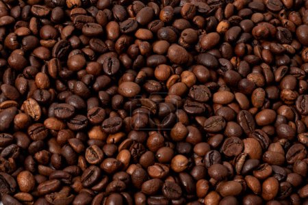 Téléchargez les photos : Grains de café torréfiés entiers en gros plan comme image de fond - en image libre de droit