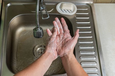 Téléchargez les photos : Se laver les mains. Hygiène personnelle d'une personne - en image libre de droit