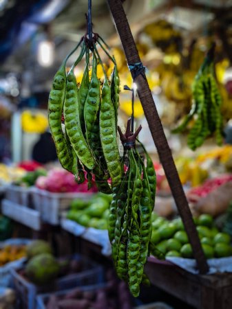 Petai en el mercado tradicional, verduras tradicionales de la indonesia