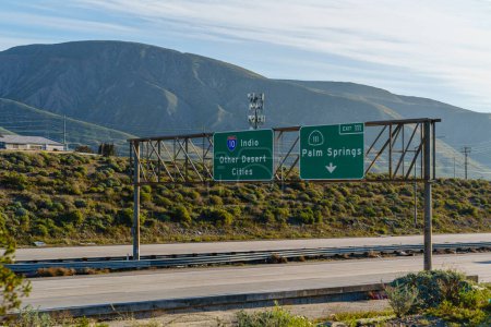 Foto de Autopista firma en la carretera interestatal 10 I-10 para otras ciudades del desierto, Indio, y 111 Palm Springs, California - Imagen libre de derechos