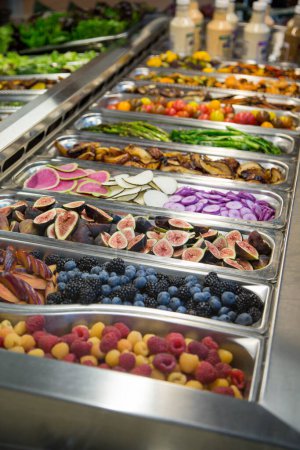 Foto de Variedad de frutas y verduras de colores en una barra de ensaladas - Imagen libre de derechos