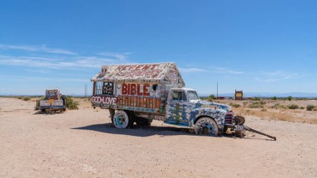 Téléchargez les photos : Niland, Californie - 25 mai 2020 : Vieux camion peint avec versets bibliques à Leonard Knight Salvation Mountain - en image libre de droit