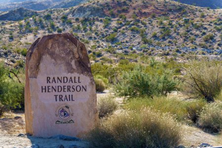 Téléchargez les photos : Palm Desert, Californie 2 décembre 2023 : Randall Henderson Trail Sign - en image libre de droit
