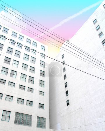 Téléchargez les photos : En regardant un bâtiment blanc avec un coucher de soleil pastel dans le centre-ville de Los Angeles, Californie - en image libre de droit