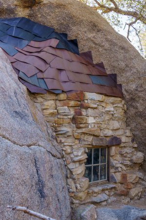 Téléchargez les photos : Vieille fenêtre, mur de pierre et bardeaux de toit en métal à la cabane de la mine Eagle Cliff au parc national Joshua Tree, Californie - en image libre de droit