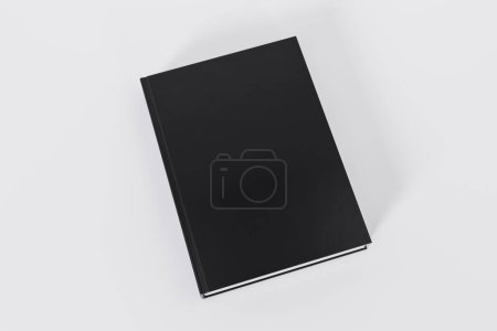 Téléchargez les photos : Livres noirs fermés isolés sur fond blanc avec espace de copie - en image libre de droit