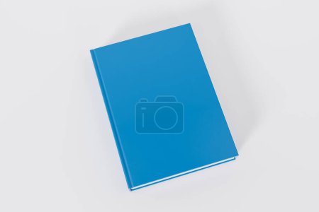 libros azules cerrados aislados sobre fondo blanco con espacio de copia