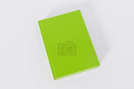 Téléchargez les photos : Livres verts fermés isolés sur fond blanc avec espace de copie - en image libre de droit